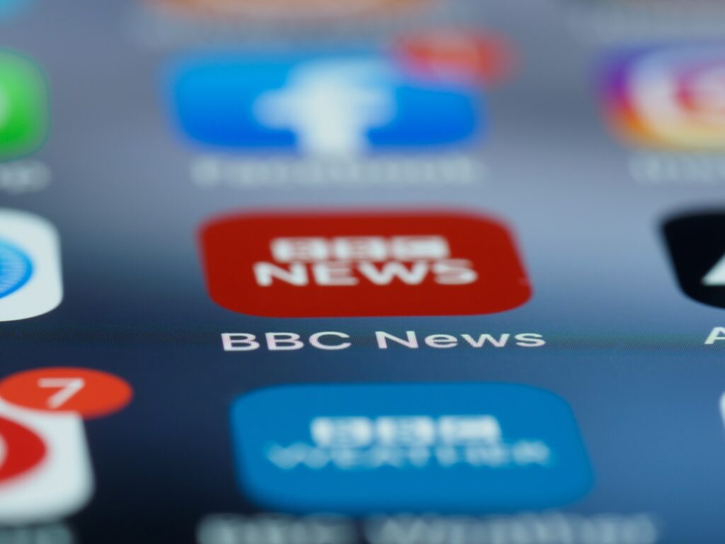 Smartphone screen shows BBC News app among others. Photo by Brett Jordan